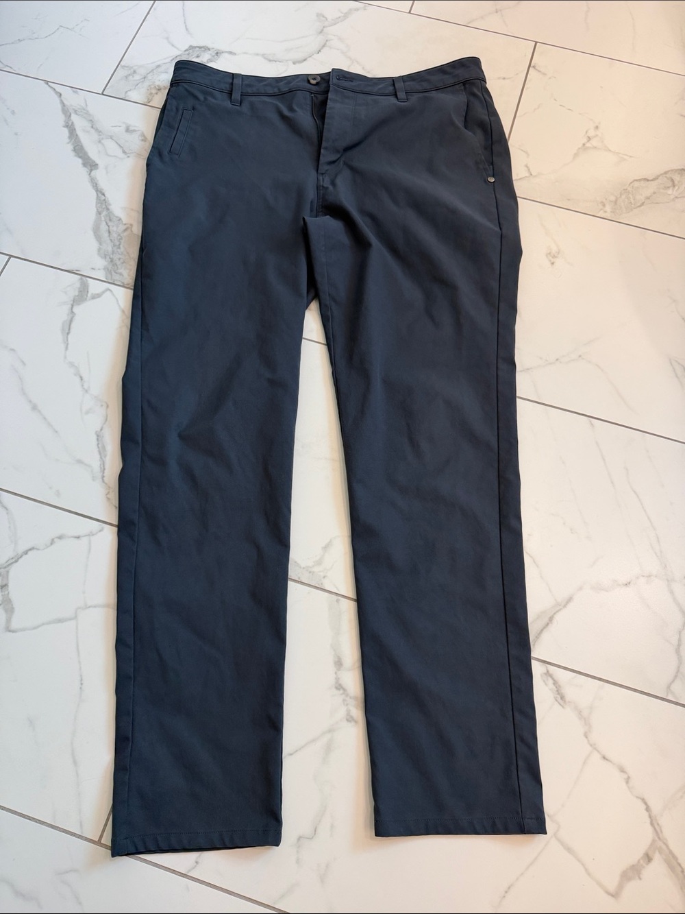 Men’s Vuori Cascade Tech Chino Pant in size 34.